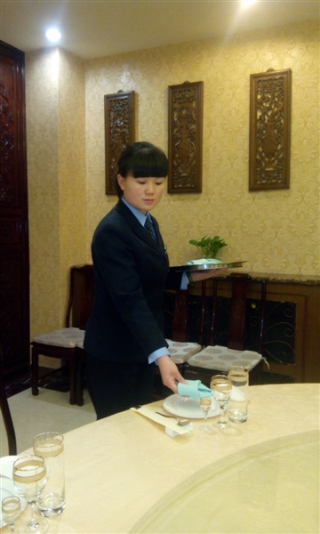 何维维 以贴心服务赢得顾客称赞的餐饮劳动者